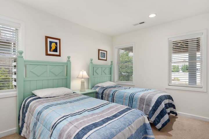 WH386: Sea Forevermore | LL Bedroom 1 - Two Twin Beds