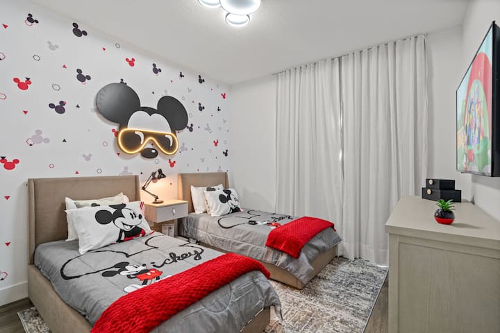 חדר שינה עם מיקי