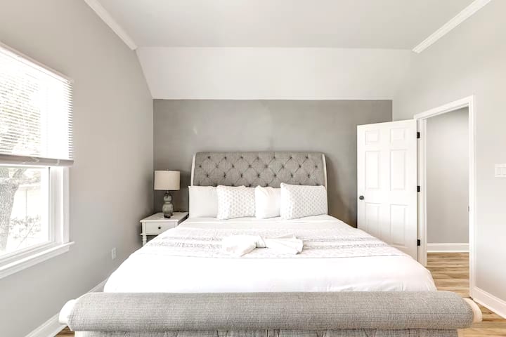 Dormitorio 1 | Cama tamaño king | lujoso espacio principal para dormir | Ropa de cama | Tercer piso