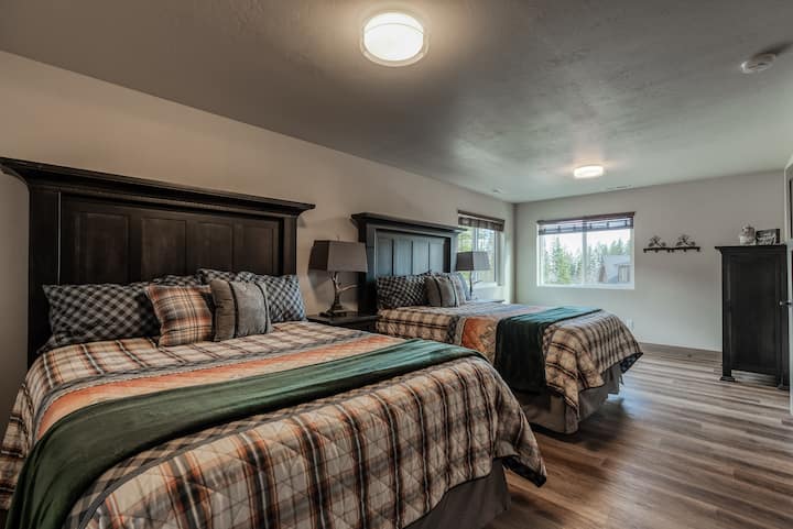 Upper Level Two Queens