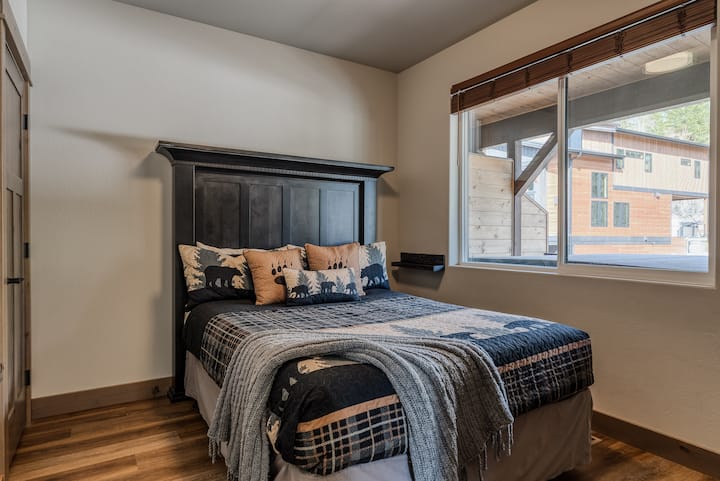 Menšia manželská posteľ na hlavnom poschod