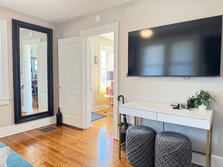 Use a HDTV para transmitir usando suas contas, o quarto também oferece um Mini Nintendo e estação de trabalho dedicada.