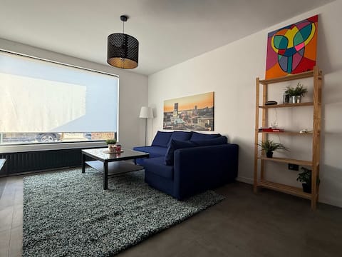 Charming end-terrace house w/ board games & backya