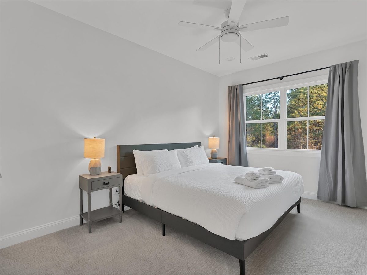 Спалня 3: суперголямо двойно легло, 55- инчов телевизор