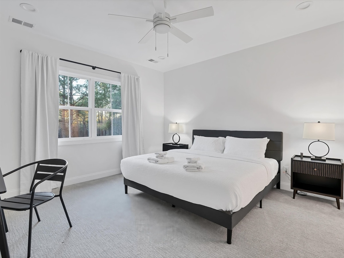 Основна спалня със самостоятелна баня, 65- инчов телевизор и бюро