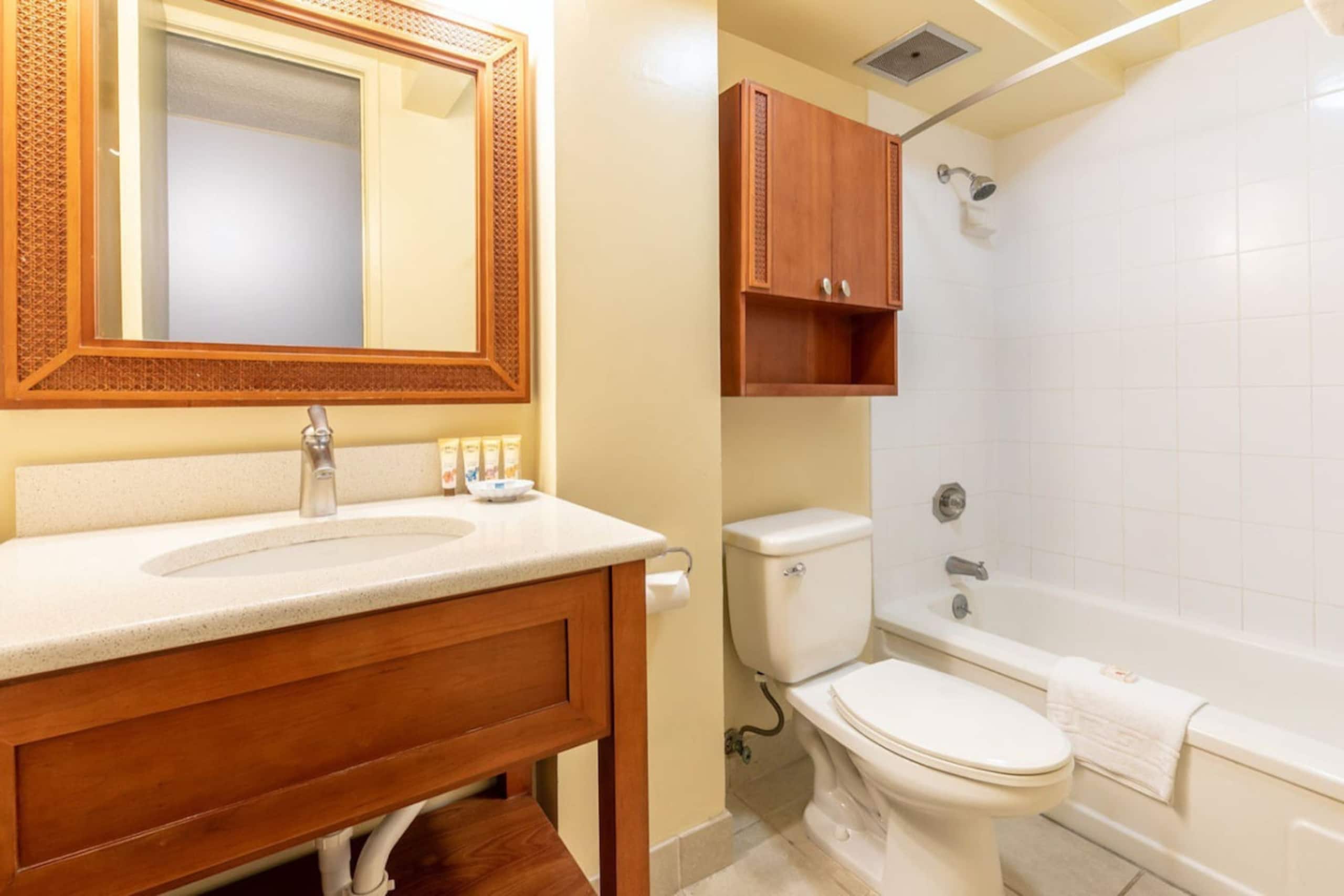 Ocean View•1 BR Corner Unit•Steps to Waikiki Beach - Image 24