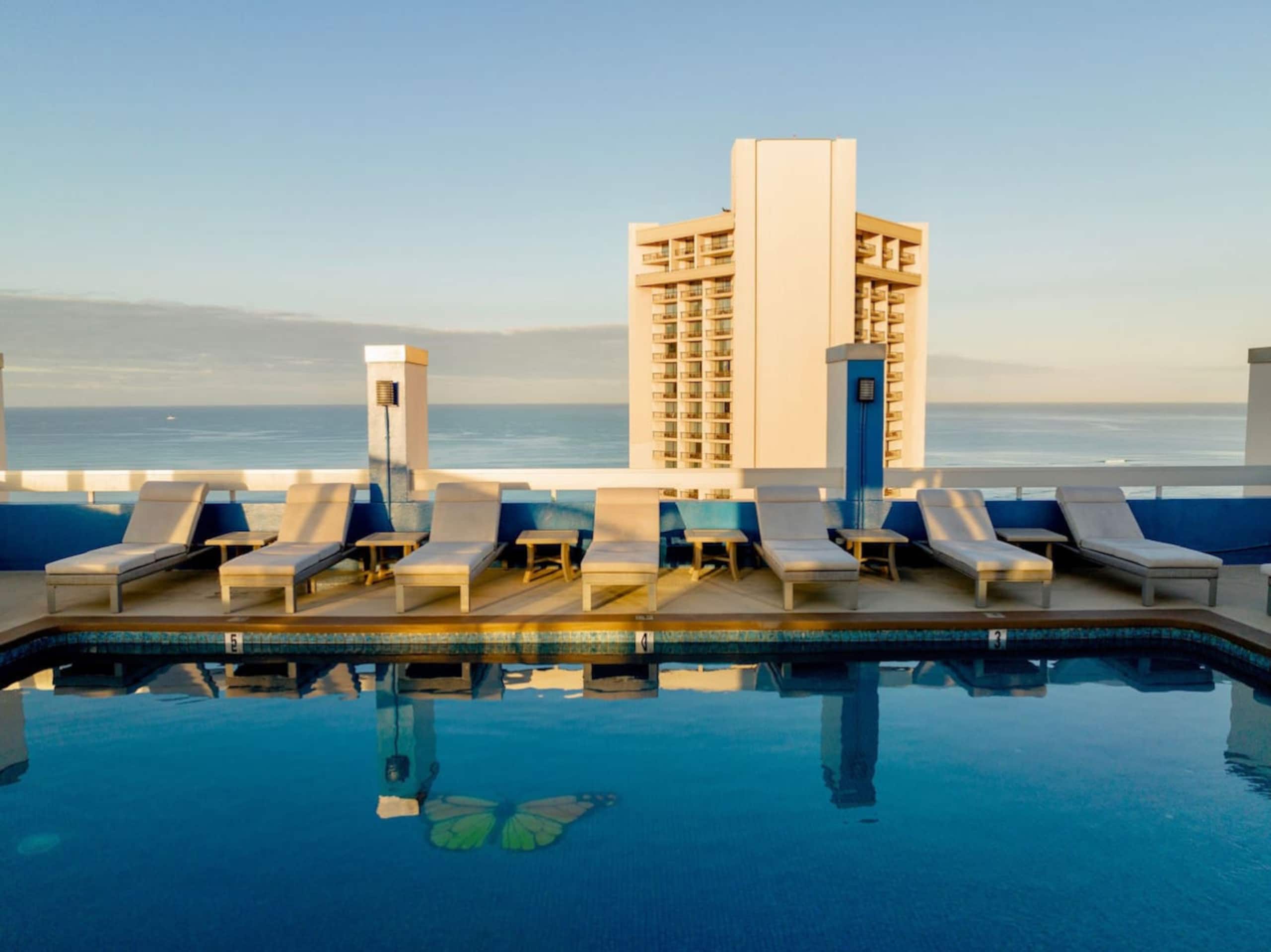 Ocean View•1 BR Corner Unit•Steps to Waikiki Beach - Image 7