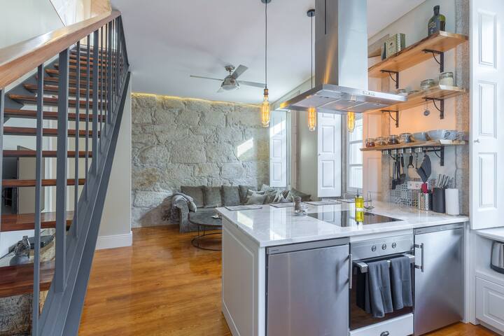 Stylish Downtown Porto Duplex 2br Walk everywhere! gallery image 2