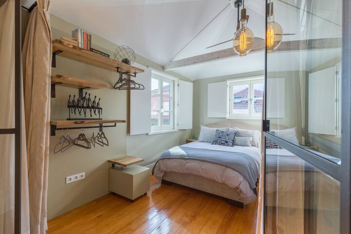 Stylish Downtown Porto Duplex 2br Walk everywhere! gallery image 3