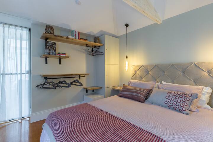 Stylish Downtown Porto Duplex 2br Walk everywhere! gallery image 4