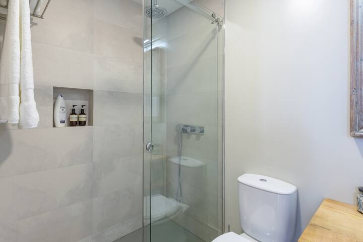 Stylish Downtown Porto Duplex 2br Walk everywhere! gallery image 5