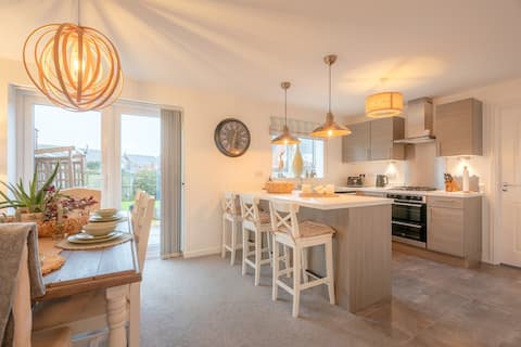 Lytham Christal Retreat | Garden | Drive | Sleep 8