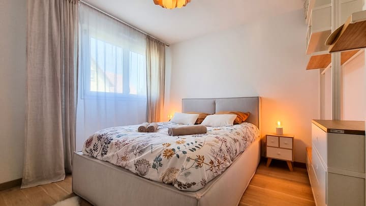 Მყუდრო მეორე საძინებელი ორადგილიანი საწოლით კომფორტული სტუმრობისთვის.