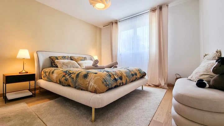 Ნათელი ოთახი კომფორტული საწოლით აღდგენითი ღამეებისთვის.