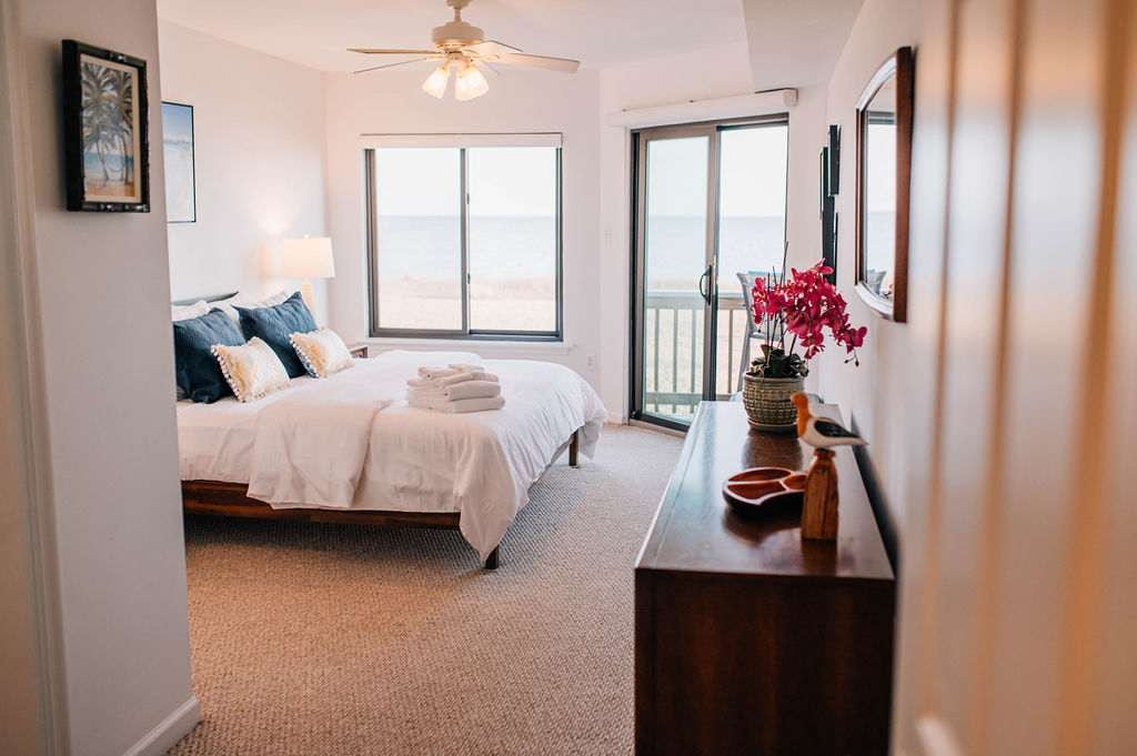 主卧套房配有加大双人床和水景–在天堂中醒来！