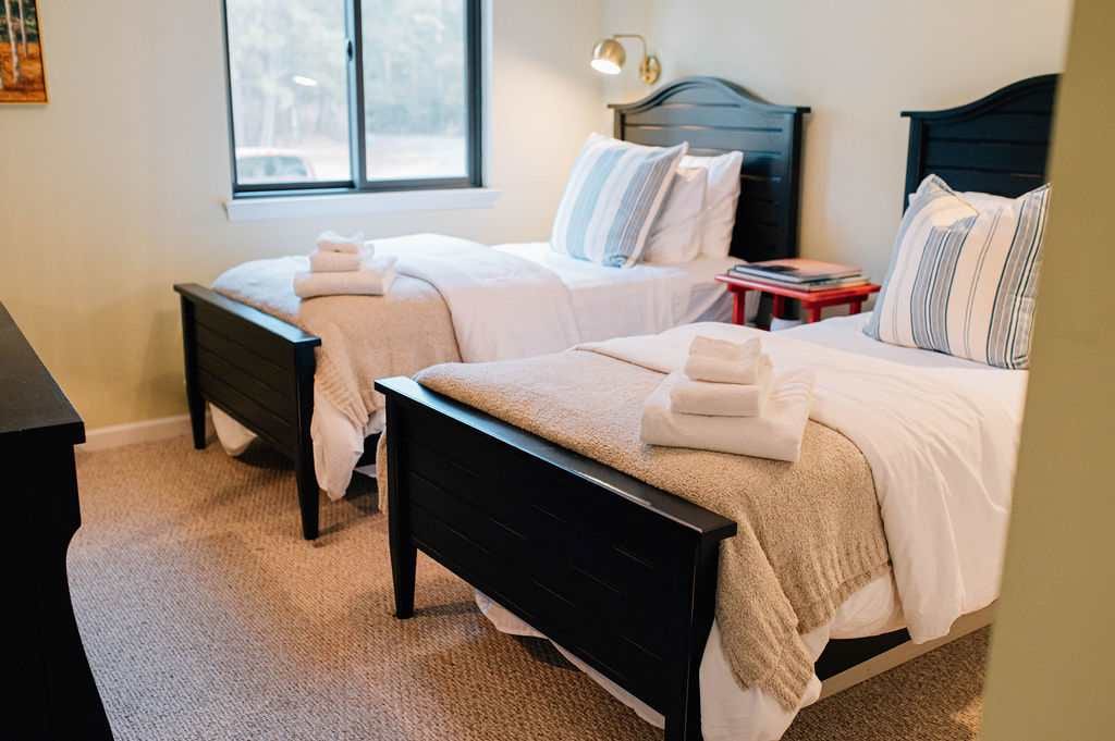 第二间卧室设有两张单人床，非常适合朋友或家人入住。