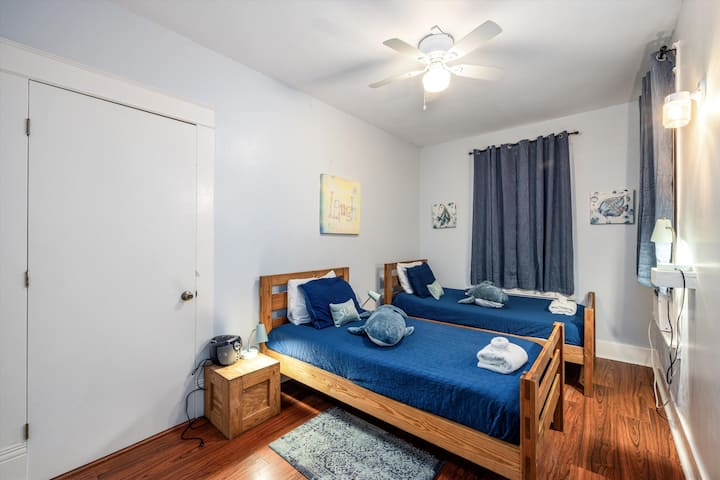 Vitanda viwili viwili katika chumba cha kulala cha ghorofa ya juu