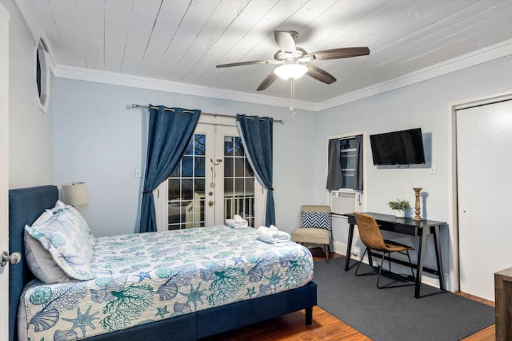 Chumba cha kulala cha malkia cha ghorofa ya chini kilicho na eneo la