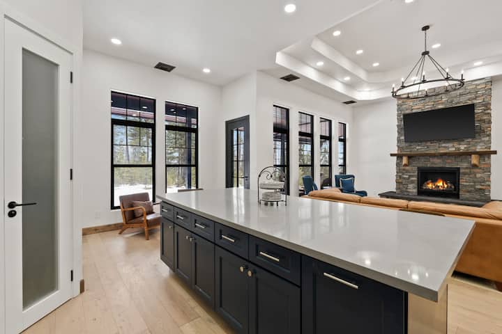 Minutes to Glacier | Mountain Retreat w/ Game Room