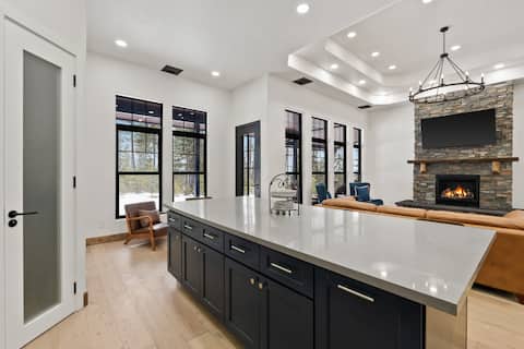 Minutes to Glacier | Mountain Retreat w/ Game Room