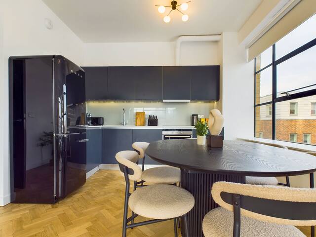 Spacious and Bright Apartment by Tech City gallery image 2