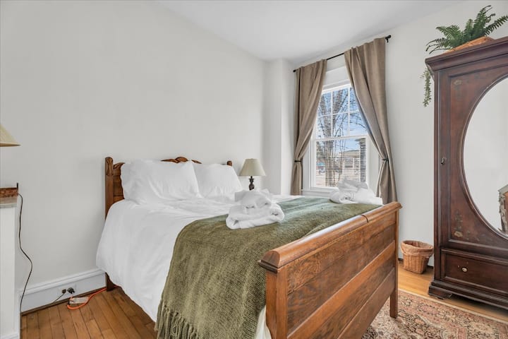 غرفة نوم كوين 1 في الطابق السفلي: ملاذ مشرق مع ديكور أنيق وإطلالة جميلة - مثالية للاسترخاء!