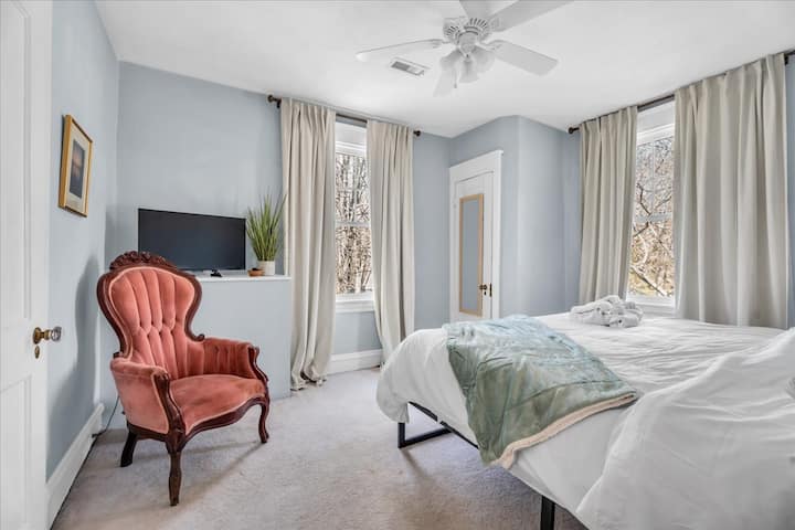 غرفة نوم كينج 2: استرخ في هذه الغرفة ذات الذوق الكلاسيكي والإطلالات المشرقة المليئة بالطبيعة!