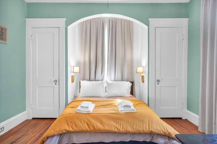 غرفة نوم كوين 3: غرفة أنيقة بألوان مشمسة وإضاءة عصرية وأجواء ترحيبية!