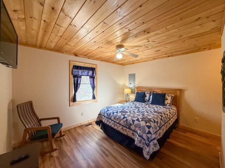 Главна спална соба со брачен кревет (широк 150-179