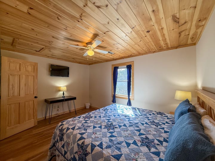 Брачна спална соба на повисоко ниво со приватна бања