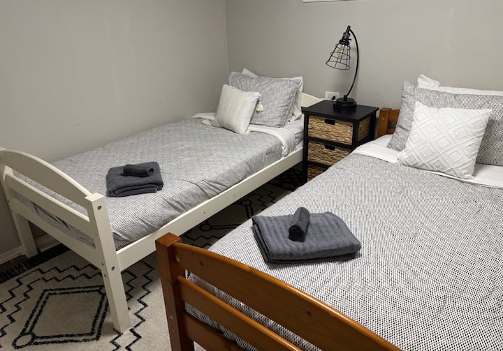 Spavaća soba s dva odvojena kreveta u suterenu