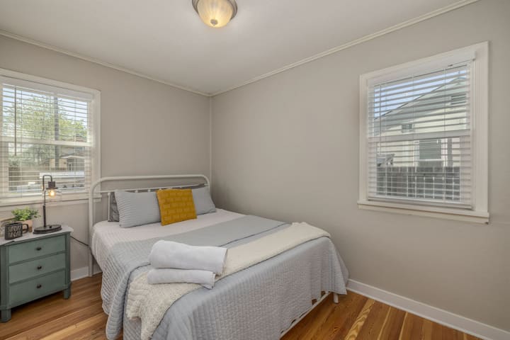 Glavni kat, druga soba s bračnim krevetom (160 – 179 cm)