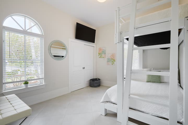 غرفة نوم للضيوف مع سريرين مفردين XL فوق سرير بطابقين بحجم كوين