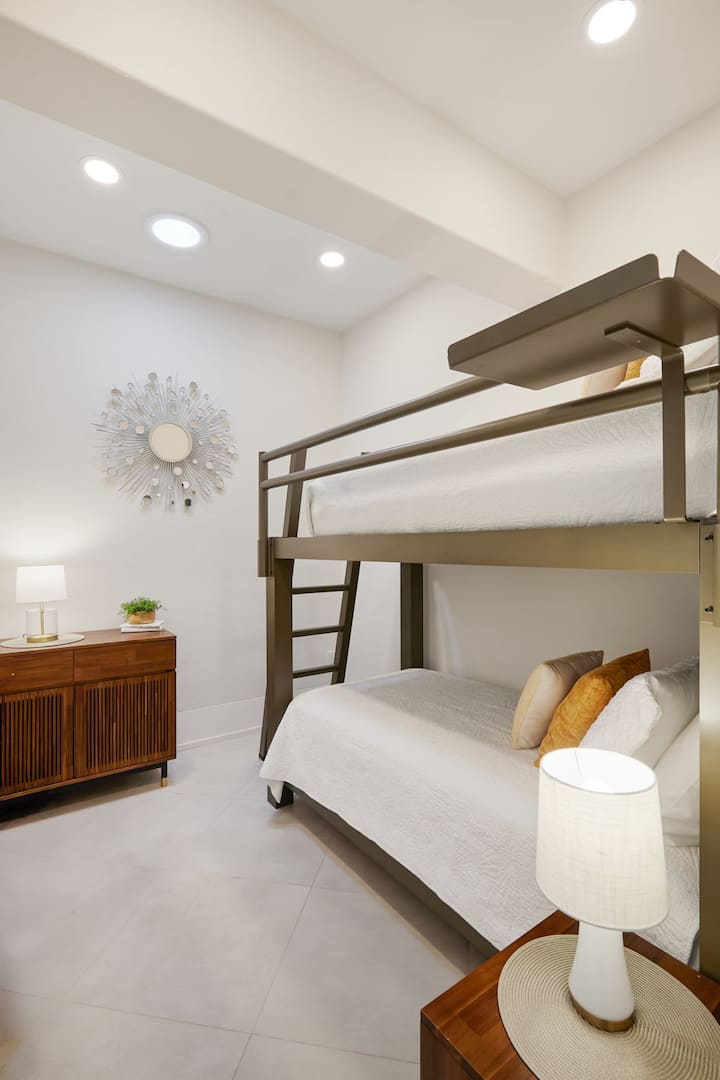 غرفة نوم للضيوف مع سرير XL بطابقين