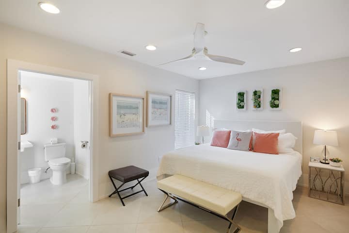 غرفة نوم للضيوف مع سرير كينج وسرير مزدوج قابل للطي