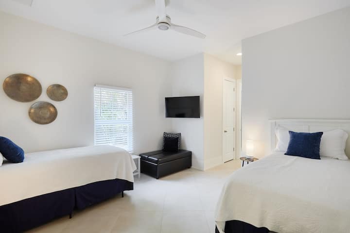 غرفة نوم للضيوف مع سريرين مفردين وسرير مخفي