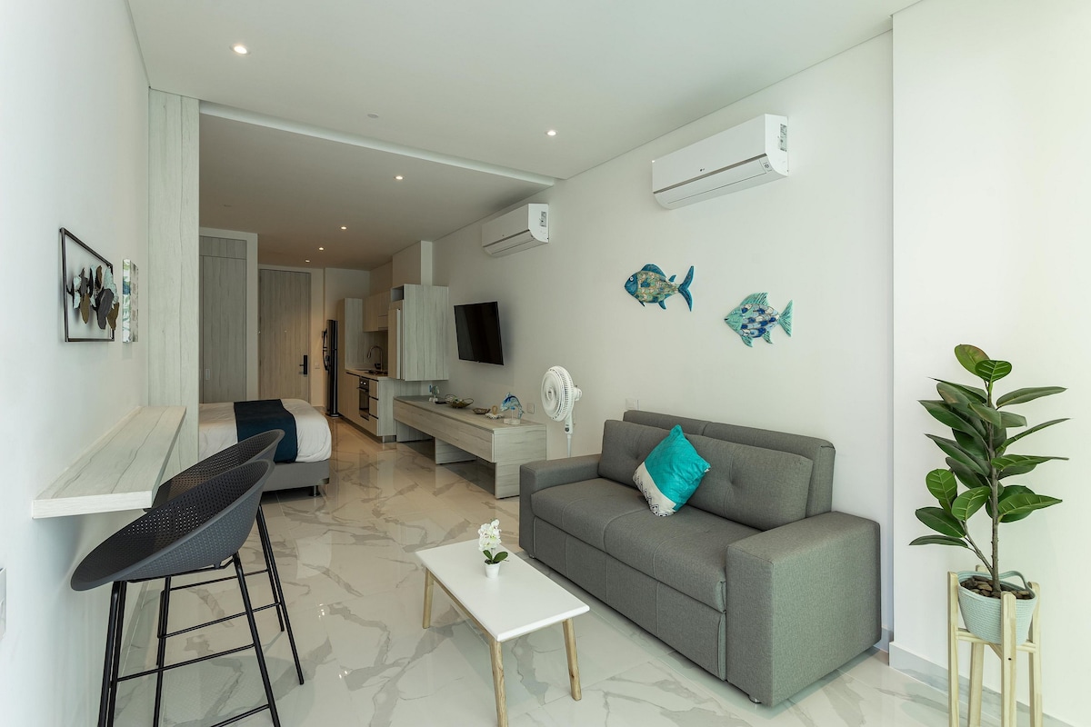 سرير أريكة واسع ومريح مع مكيف هواء. مساحة مثالية للاسترخاء أو مشاهدة التلفزيون أو استقبال ضيف إضافي. الكثير من الضوء الطبيعي والوصول المباشر إلى الشرفة.