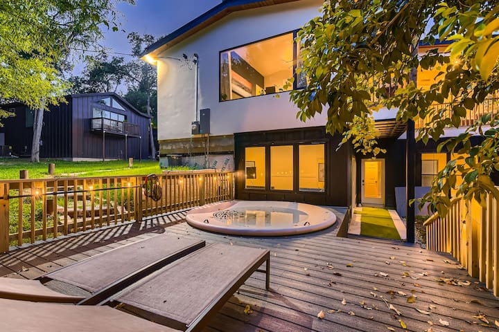 Austin’s LUX Modern Home Near Downtown & Zilker