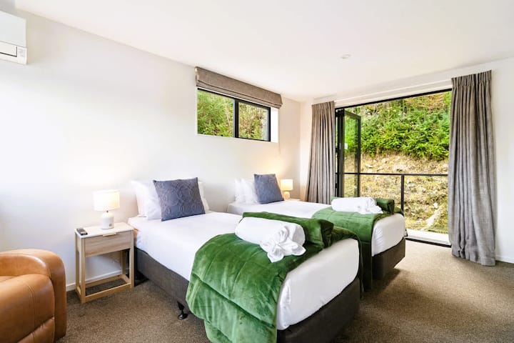 Dhomë gjumi dyshe me hedhje jeshile dhe dritë natyrale