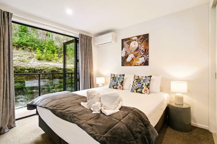 Dhomë gjumi me krevat dopio "king", hyrje në ballkon dhe pamje nga kopshti