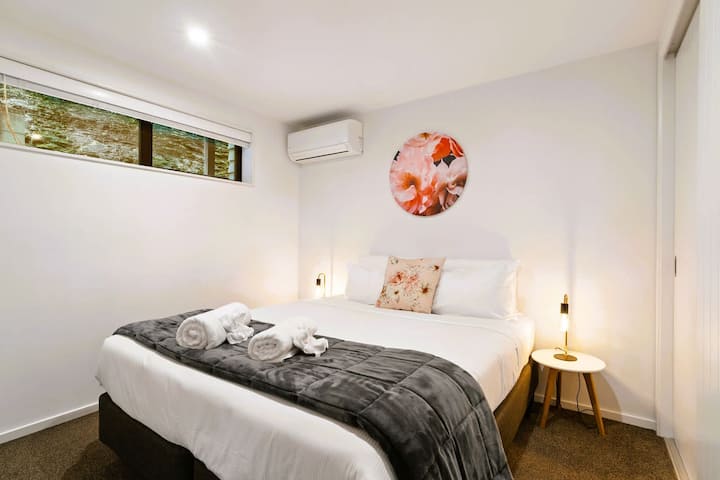 Dhomë gjumi e rehatshme "king" me art me lule dhe ndriçim të butë