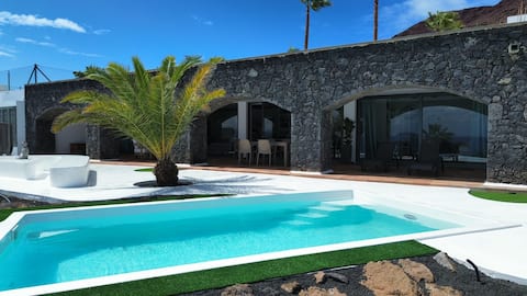 Villa Los Arcos with heated pool and jacuzzi