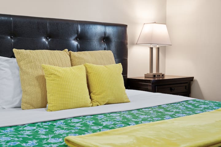 La serenidad comienza aquí. ️ Este luminoso dormitorio se centra en las mañanas lentas y el sueño profundo. Con una lujosa cama tamaño king y una ubicación tranquila lejos del centro principal, es una escapada tranquila con el baño del pasillo a pocos pasos.