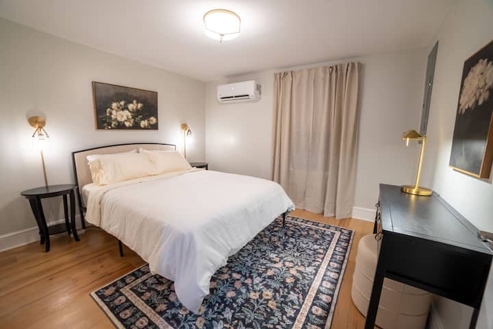 Chambre 1 avec lit Queen. Draps fournis.