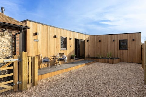 Modern 2-Bed Cabin Near West Wittering Beach