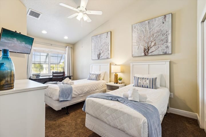 La configuración perfecta para niños o compañeros de viaje: dos acogedoras camas individuales con TV y mucha luz.