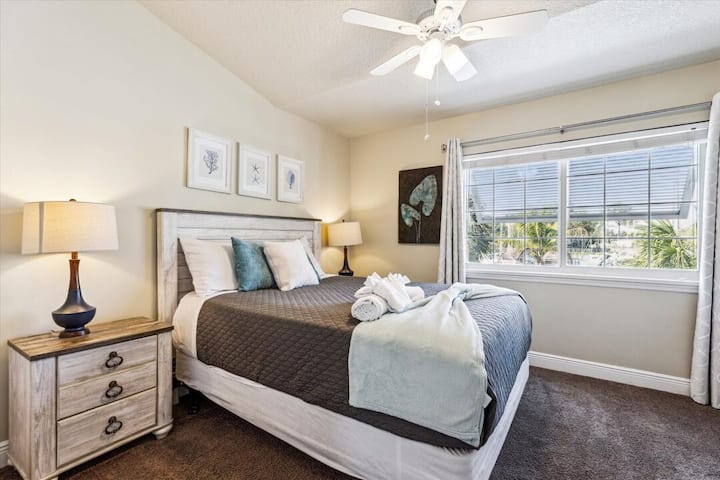 Los tonos suaves, la ropa de cama fresca y una vista de ensueño de la ventana hacen de esta habitación una dulce segunda opción.