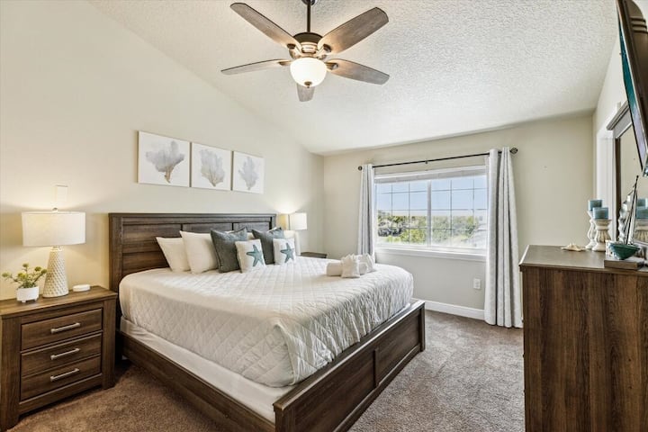 Relájate en la espaciosa suite principal con una cama king, sábanas suaves y un ambiente tranquilo para la noche de descanso perfecto.