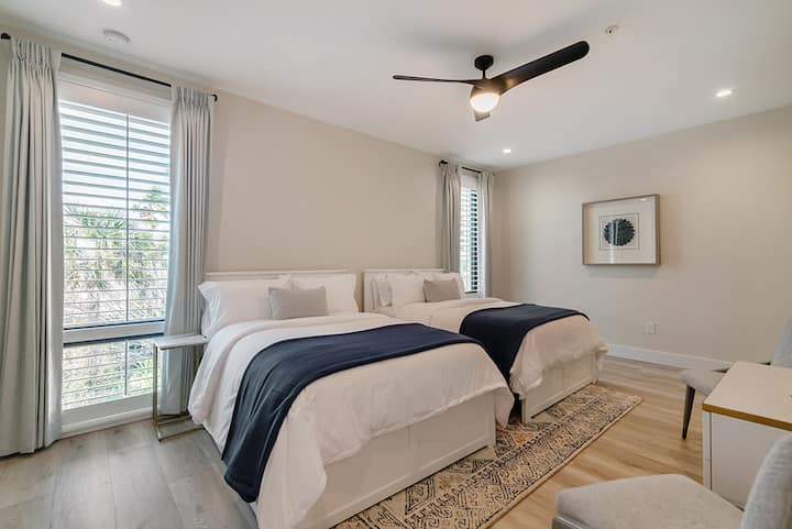 客房套房，配备2张双人床和套房