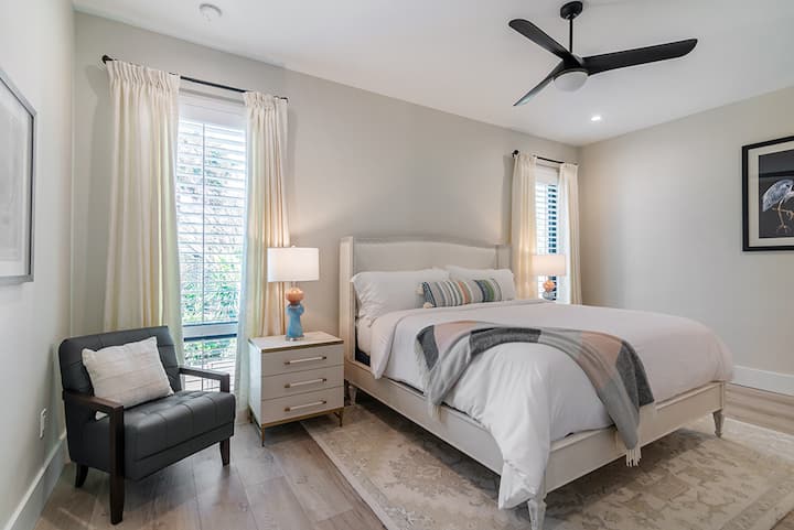 宽敞的主套房，带休息区